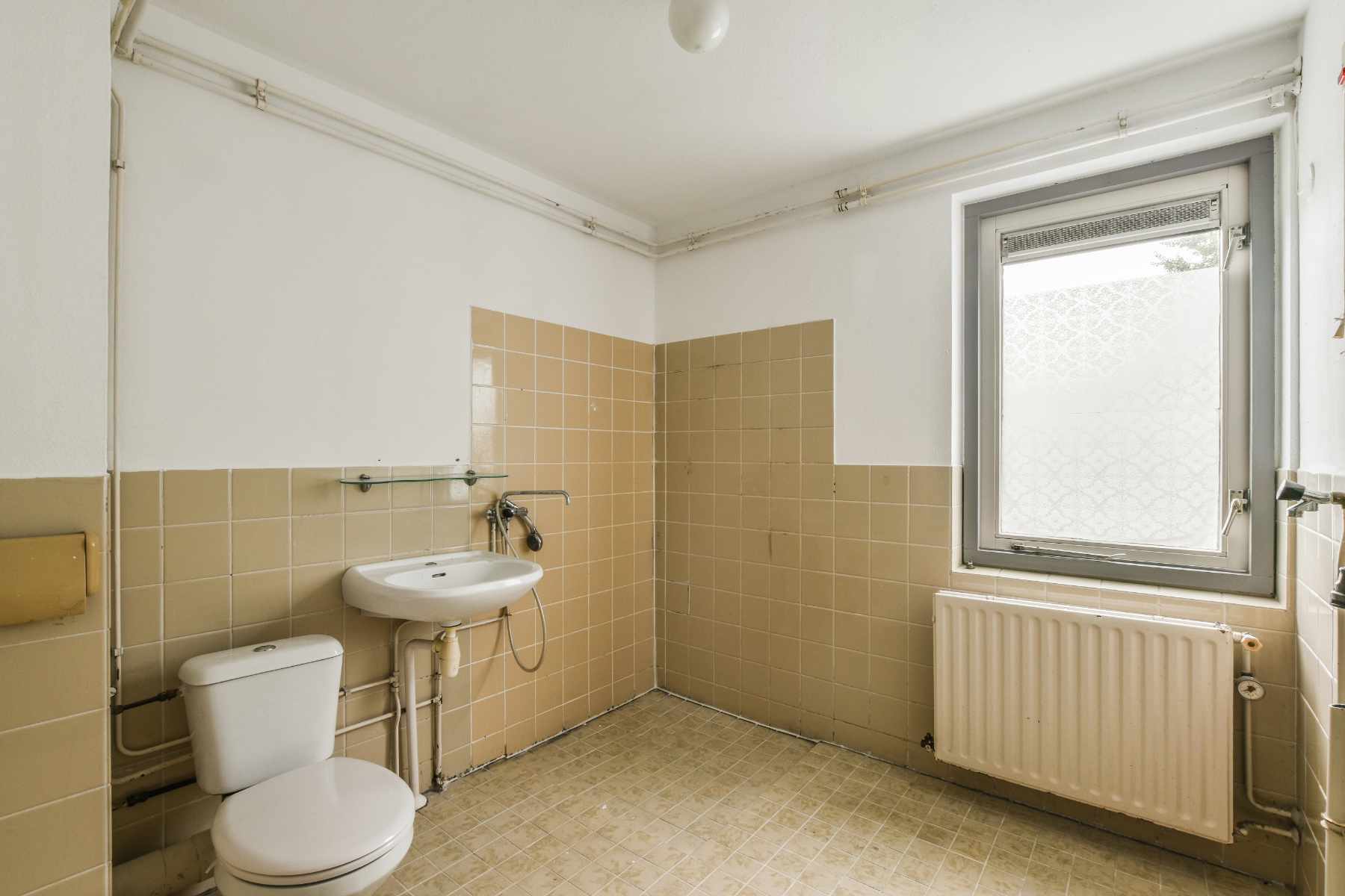 small-restroom-in-apartment-XTM47SW